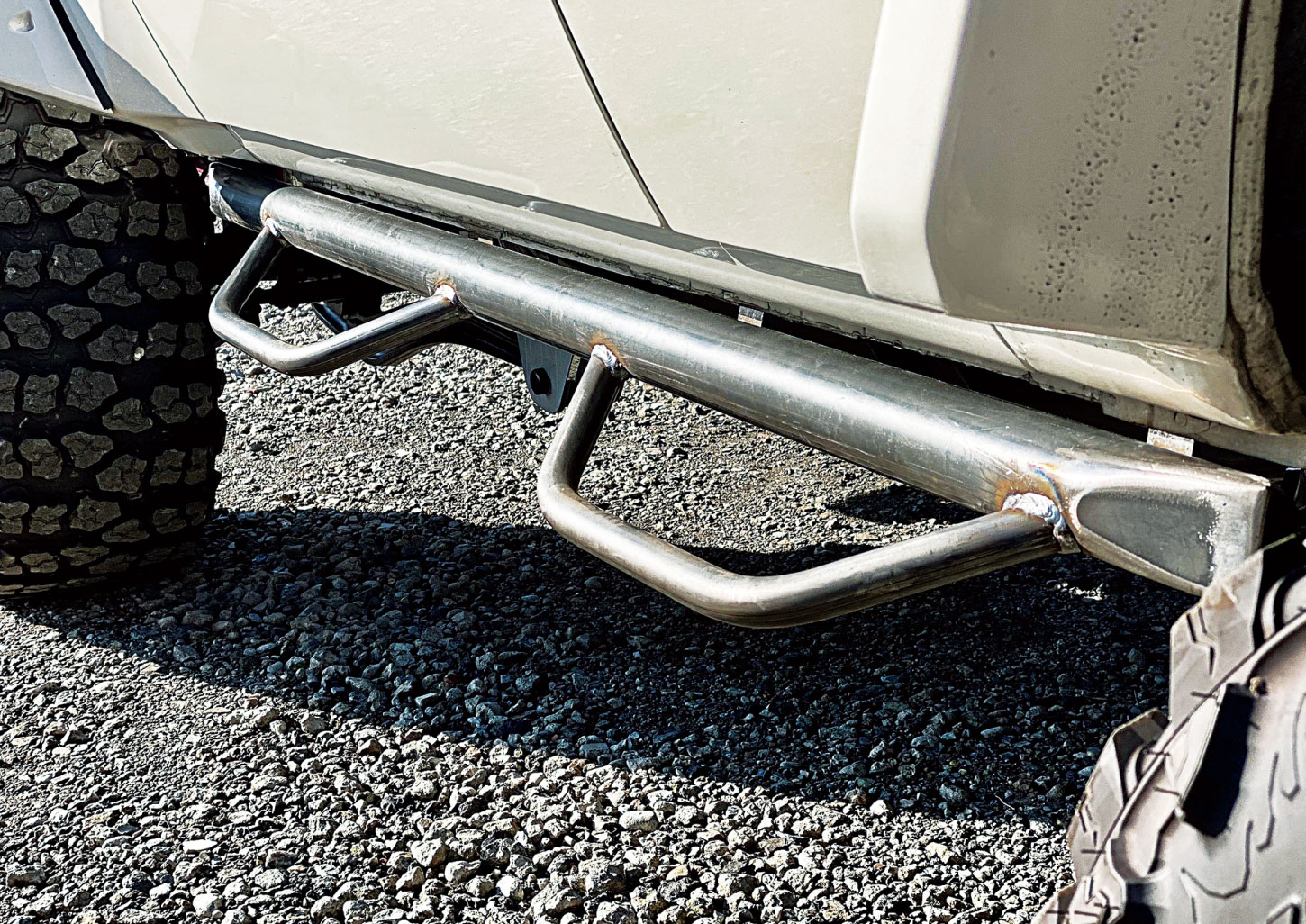 トヨタ・ハイラックス用 ワンオフサイドステップ